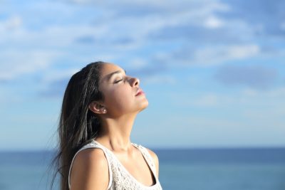Pessoa praticando controle de respiração para aliviar o stress e tratando a ansiedade