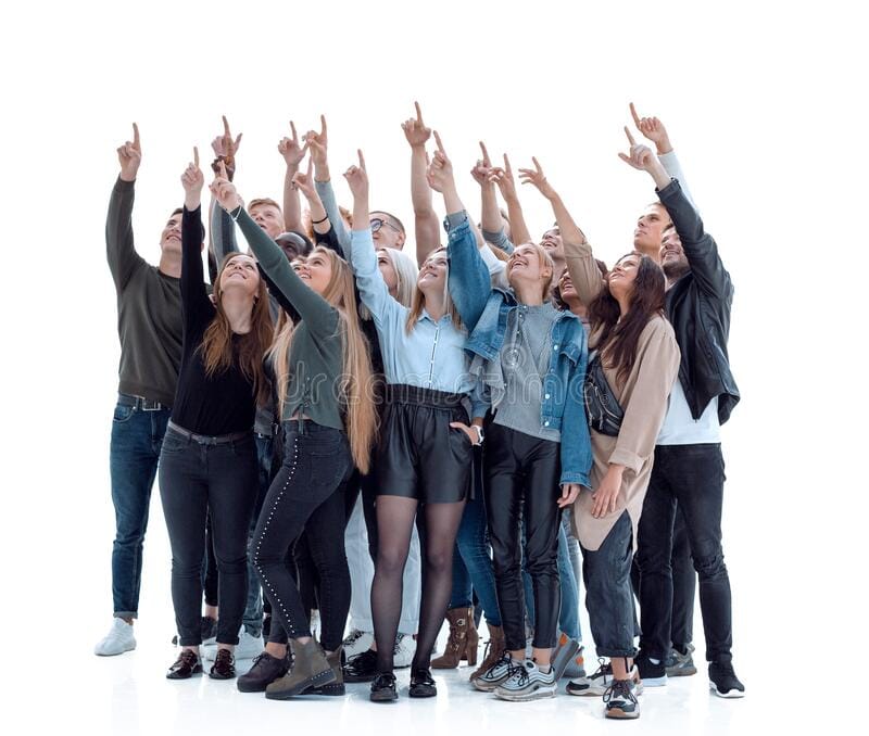 Fotografia de um grande grupo de pessoas reunidas, todas olhando e apontando com o dedo indicador para cima na mesma direção, servindo de metáfora visual para o comportamento de manada e o FOMO (medo de ficar de fora) no day trade.