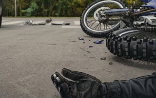 Ilustração detalhada de um cenário de acidente de moto com a motocicleta caída no asfalto e a mão de um motociclista com luva preta caída em primeiro plano, representando superação, neuroplasticidade e a recuperação de lesões.
